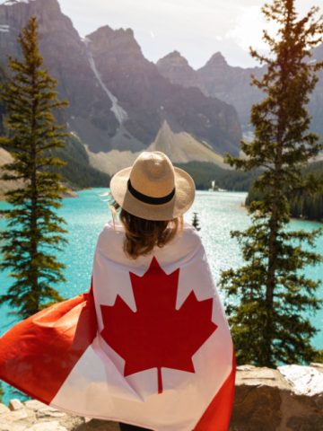 Discover the top 15 landmarks in Canada, from Niagara Falls and Banff to Old Québec and the Northern Lights. A quick guide to the most iconic Canadian destinations.