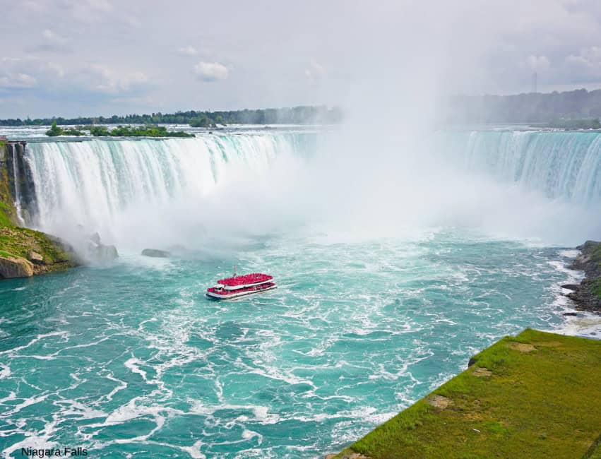 Discover the top 15 landmarks in Canada, from Niagara Falls and Banff to Old Qu&eacute;bec and the Northern Lights. A quick guide to the most iconic Canadian destinations.