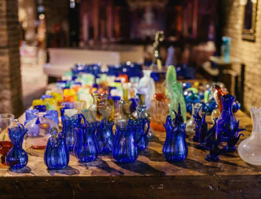 Discover what to buy in Italy and bring home the best Italy souvenirs — from olive oil and Murano glass to Limoncello, leather bags, and artisan gifts from Rome, Florence, and Venice.