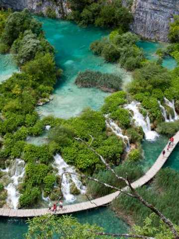 Planning a trip from Split to Plitvice Lakes National Park? 🚗🚌 Whether by bus, car rental, private transfer, or guided tour, here’s everything you need to know. Includes travel times, costs, entrance fees, and the best tips for a perfect day trip or overnight stay. S
