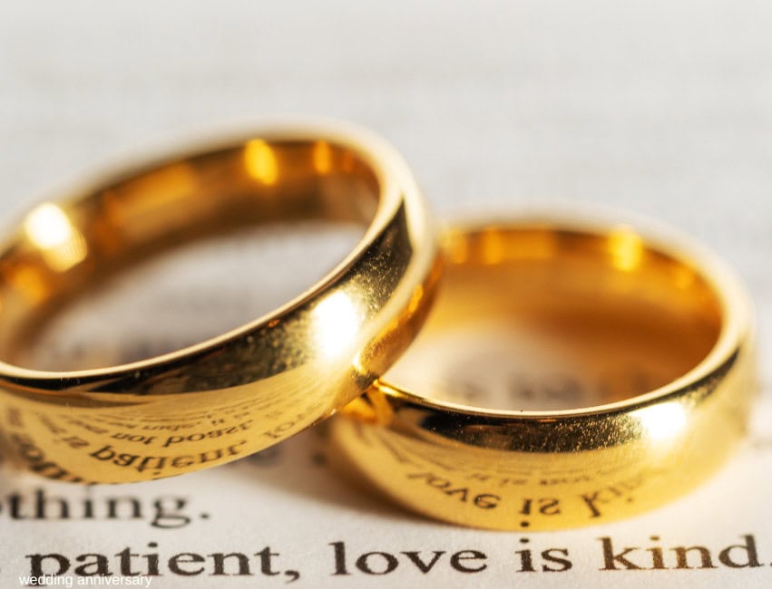Golden wedding rings symbolizing love and commitment, perfect for celebrating anniversaries and special occasions.