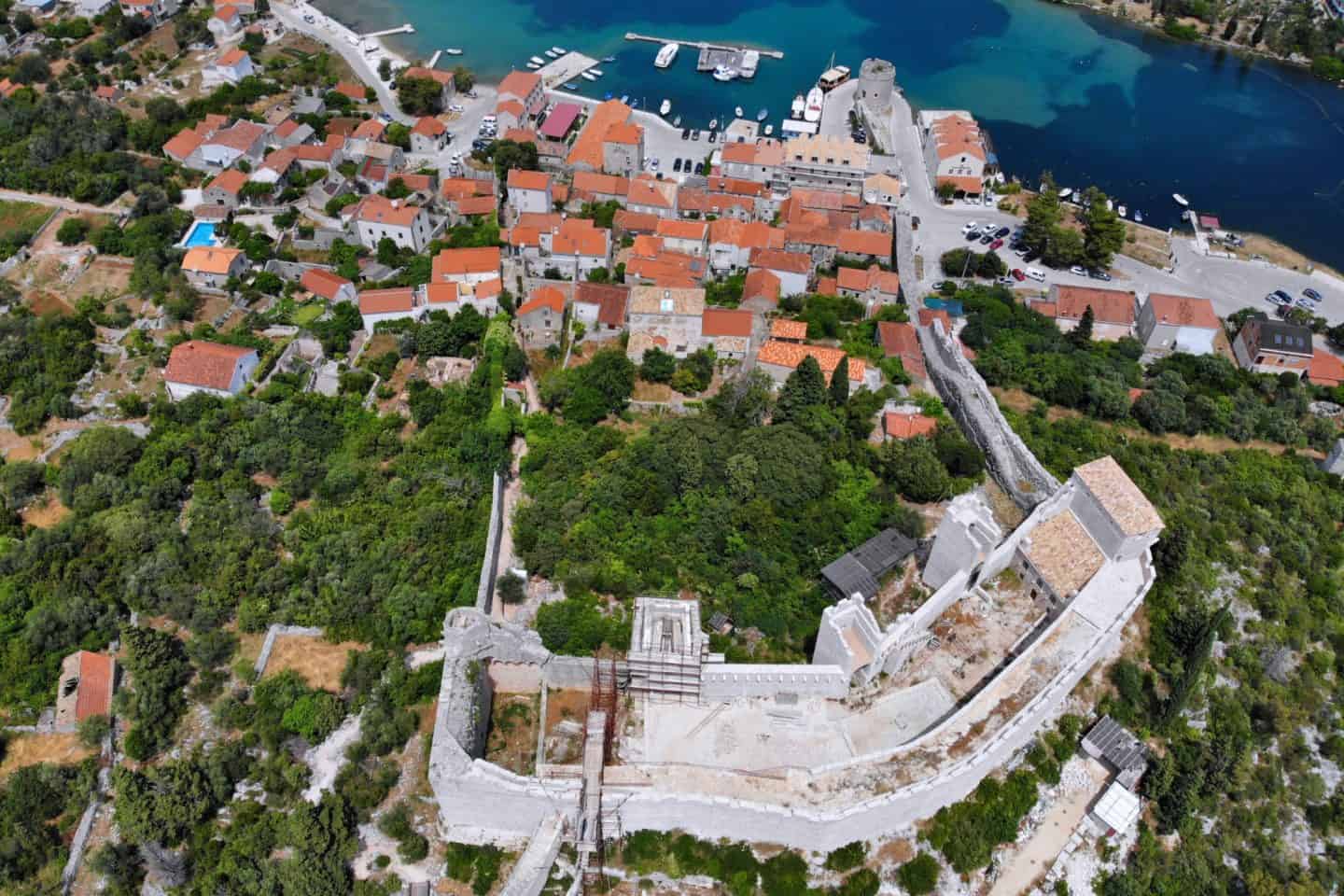 Discover Croatia&rsquo;s Pelje&scaron;ac Peninsula &mdash; a sun-soaked haven of beaches, world-class wines, oysters, and windsurfing. Plan your perfect trip with this complete guide.