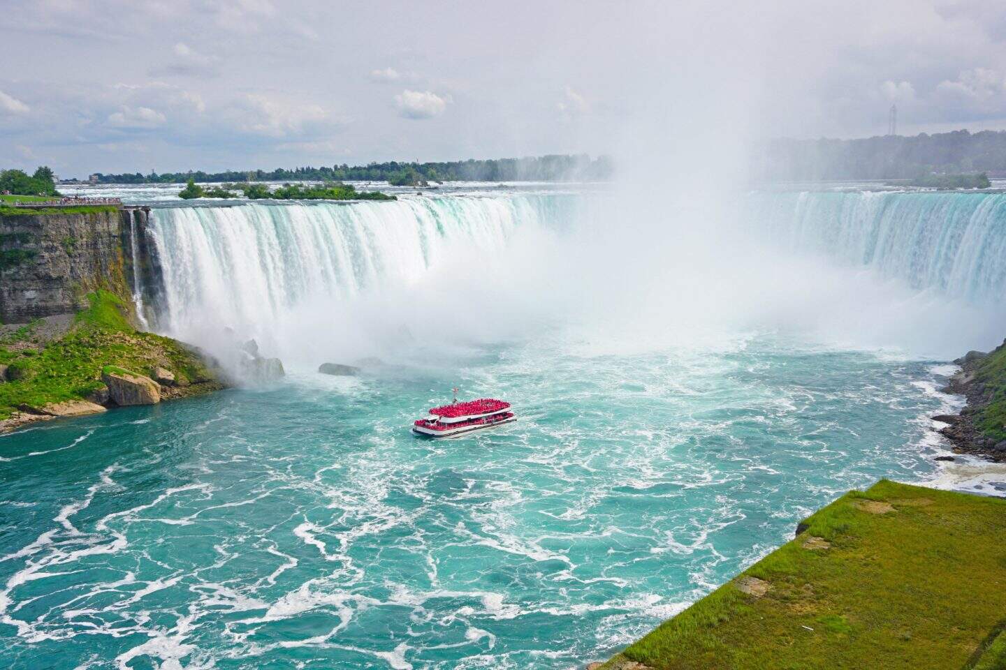 Horseshoe Falls at Niagara Falls, Ontario, Canada, most beautiful places to see in Canada
