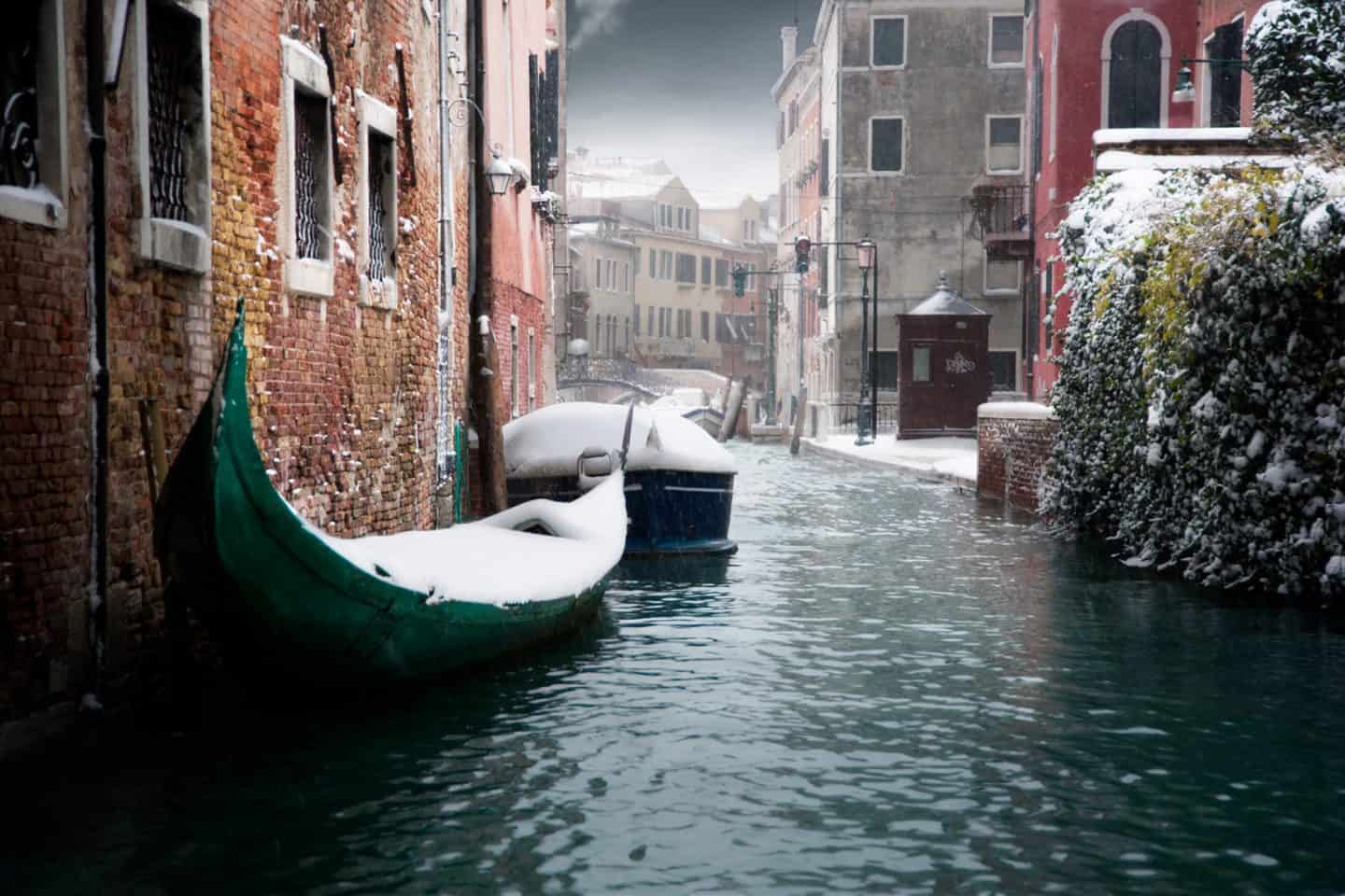 Discover the best things to do in Venice in winter &mdash; from Christmas markets and gondola rides to cozy caf&eacute;s and island escapes