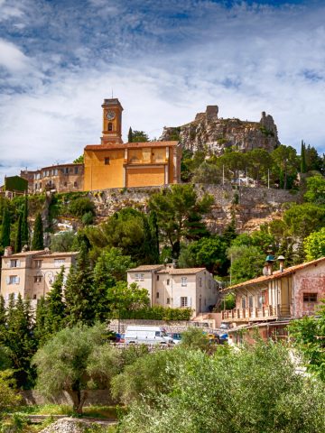 Discover the best things to do in Èze Village, France — from the Jardin Exotique and Nietzsche Path to luxury dining and seaside relaxation. Plan your perfect day trip from Nice or Monaco with our complete guide to Èze, the fairytale hilltop village of the French Riviera.