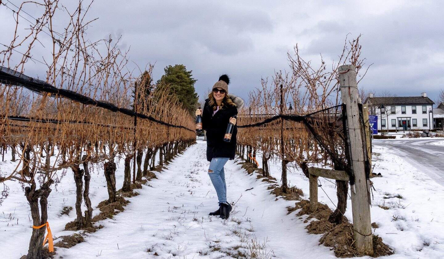 Discover the top 10 Niagara-on-the-Lake wineries with a full weekend wine tour itinerary, including tastings, restaurants, and vineyard tips. Ravine vineyard